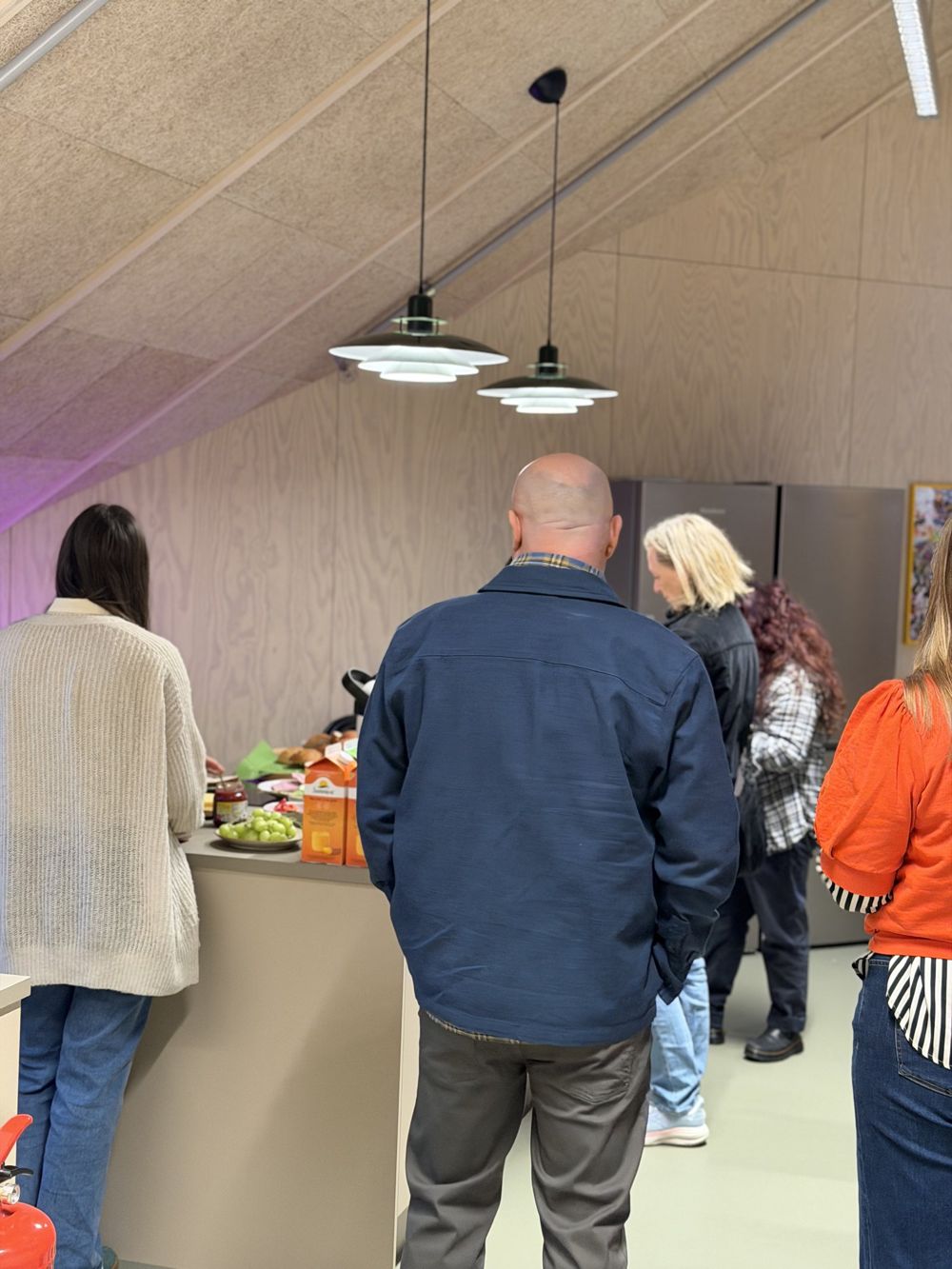 Folk ved frokostbuffeten i fellesarealet på FÅLK