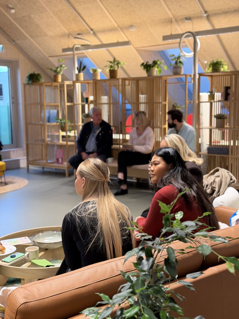 Deltakere i loungen før frokostmøtet