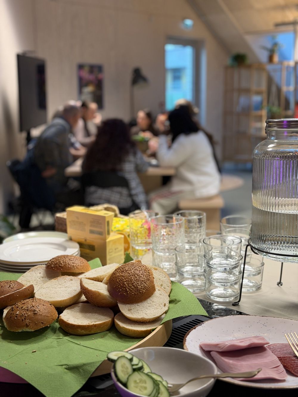 Rundstykker og glass klare til frokostmøtet