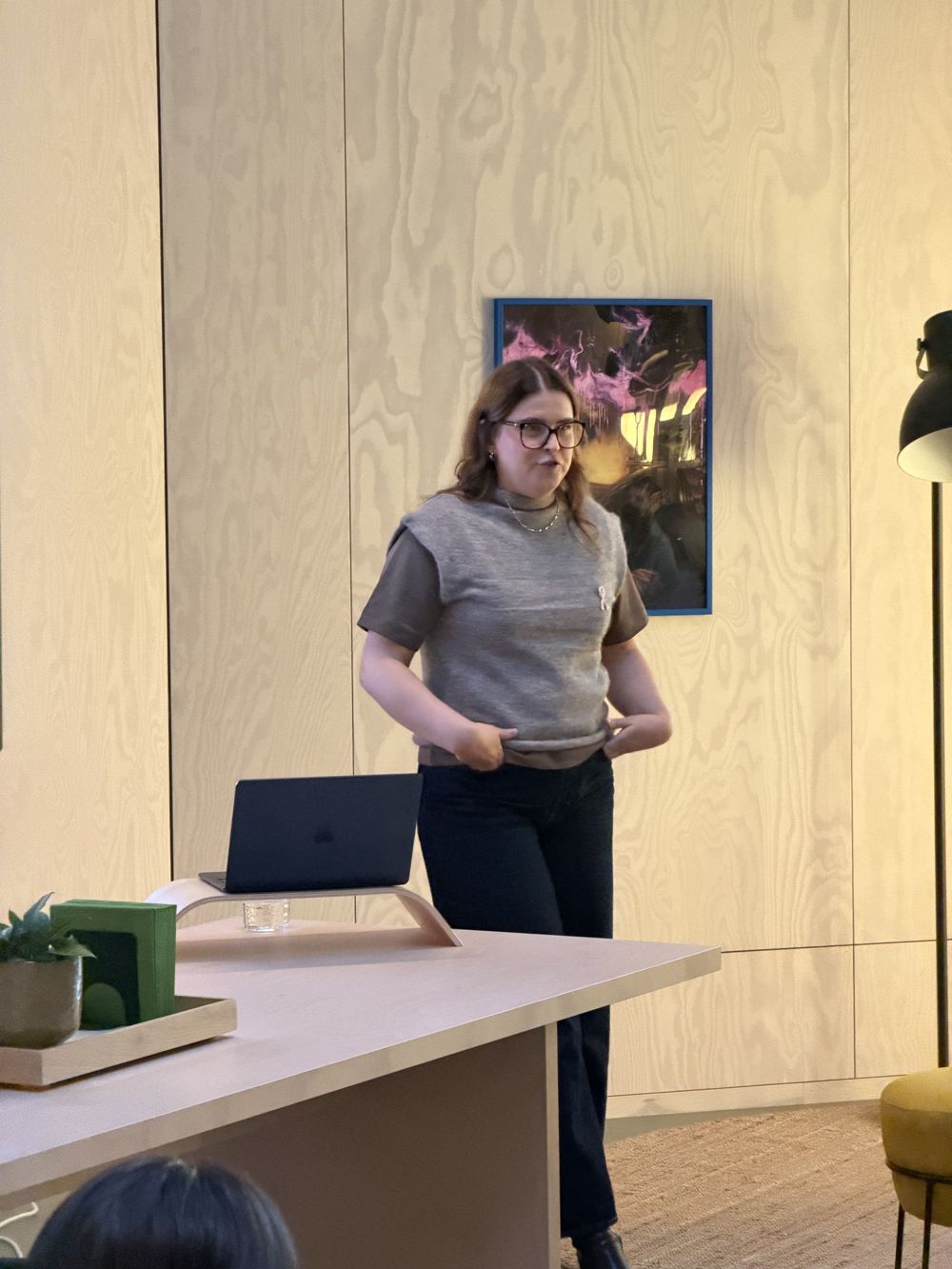 Therese Kristoffersen foran publikum på FÅLK
